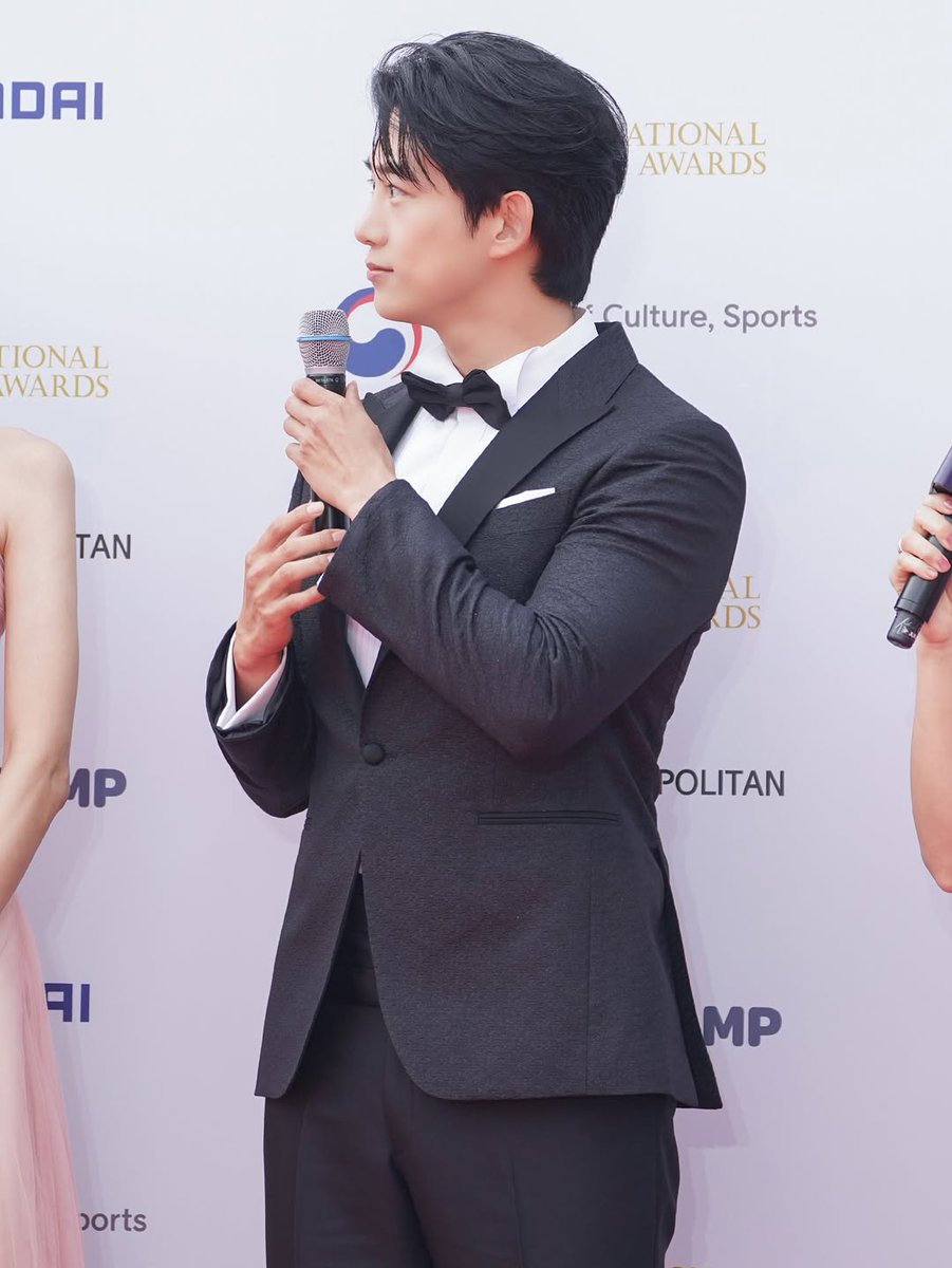 Kkorepo's tweet photo. 「#2PM」#テギョン、「ソウルドラマアワード 2025」でMCとして大活躍…まぶしいオクプリンス 
🔗https://t.co/FcGj9ttGWD https://t.co/xu1StVDh1e