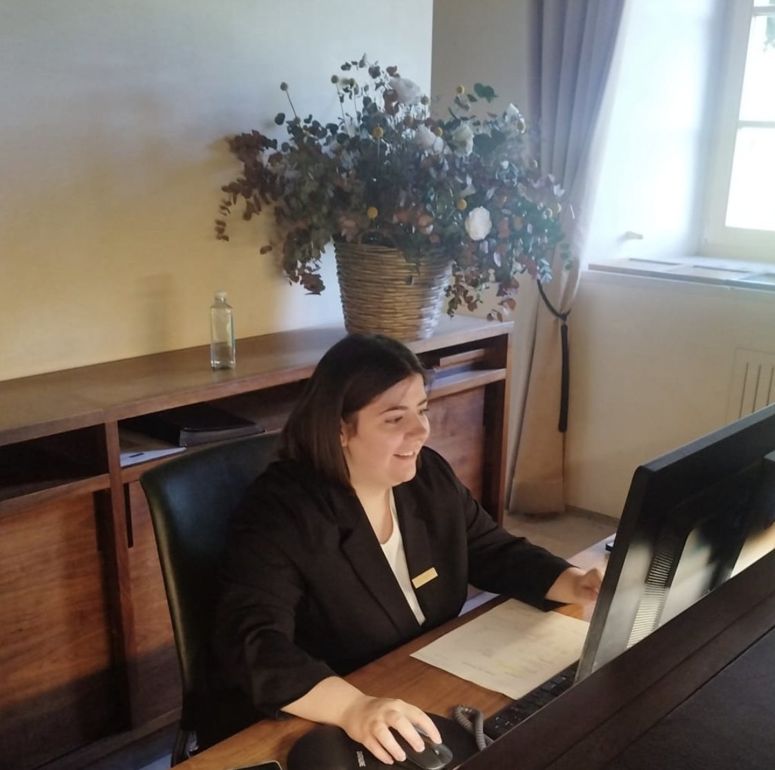 🏨 Nuestros alumnos han tenido la oportunidad de realizar sus prácticas en Abadía Retuerta LeDomaine, uno de los hoteles más exclusivos de España y elegido para la boda de la hija de Antonio Banderas.
Formación real, en entornos únicos. ✨

elmundo.es/viajes/hoteles…