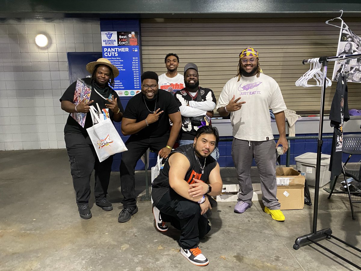 vlgehiddenofcl's tweet photo. Only at ATLAnime Fest can you get into an argument about anime with @RabSoPetty and @DwayNation Great talking to you guys🔥🔥🔥 till next time
#atlanime #ATLAnimeFest https://t.co/r6cigib9c8