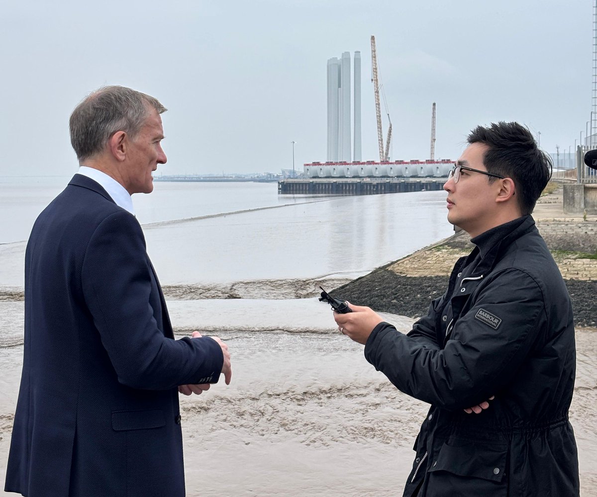 MMCPRComms's tweet image. We helped coordinate an interview with South Korean TV network JTBC, featuring @HumberFreeport CEO Simon Green on the Humber Estuary.

A great opportunity to highlight the region’s leading role in the UK’s offshore wind industry.

#MediaRelations #PR