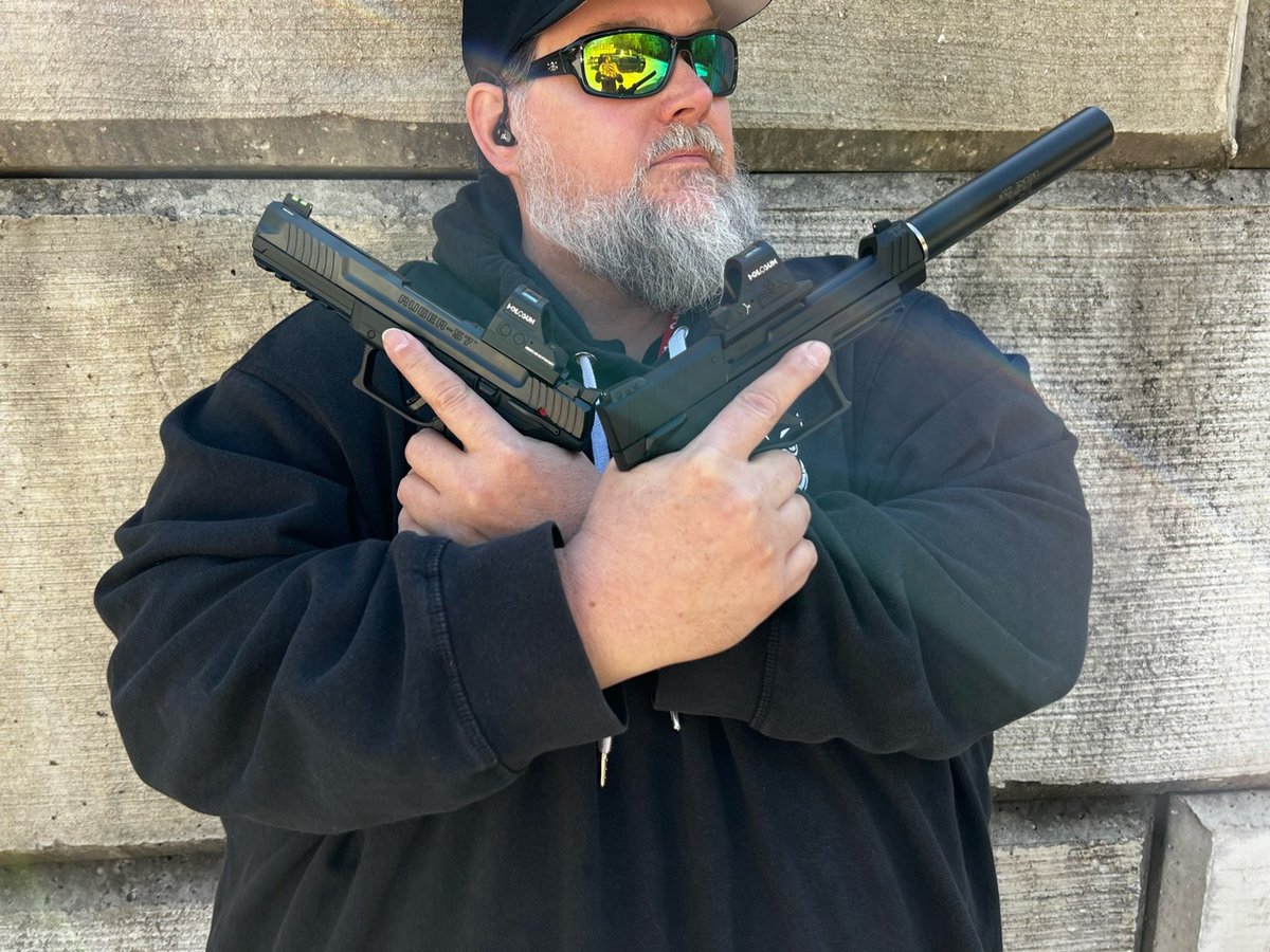 RazorbackArmory's tweet image. Cooler air. Crisper shots. 🍂💥 Fall range days hit different.