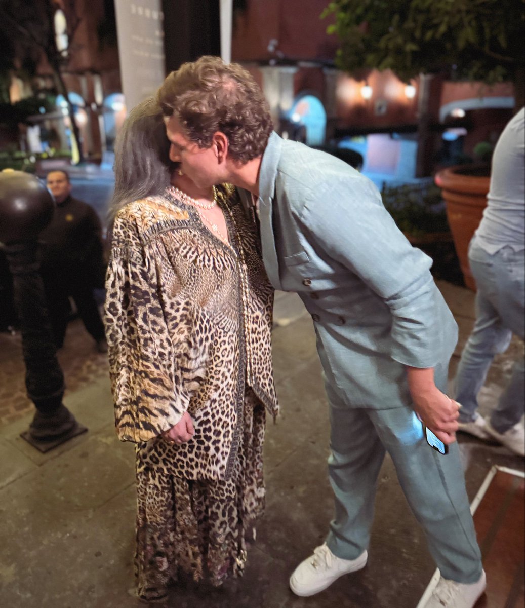 LA VERO ES LA VERO <a href="/vrocastroficial/">Verónica Castro</a> cómo te lo dije ayer en privado y lo expongo aquí tienes que regresar a la pantalla porque el público te queremos ver y sobre todo debemos hacerte ese gran homenaje televisivo que mereces🤩🤩🤩🤩👏🏻👏🏻👏🏻👏🏻