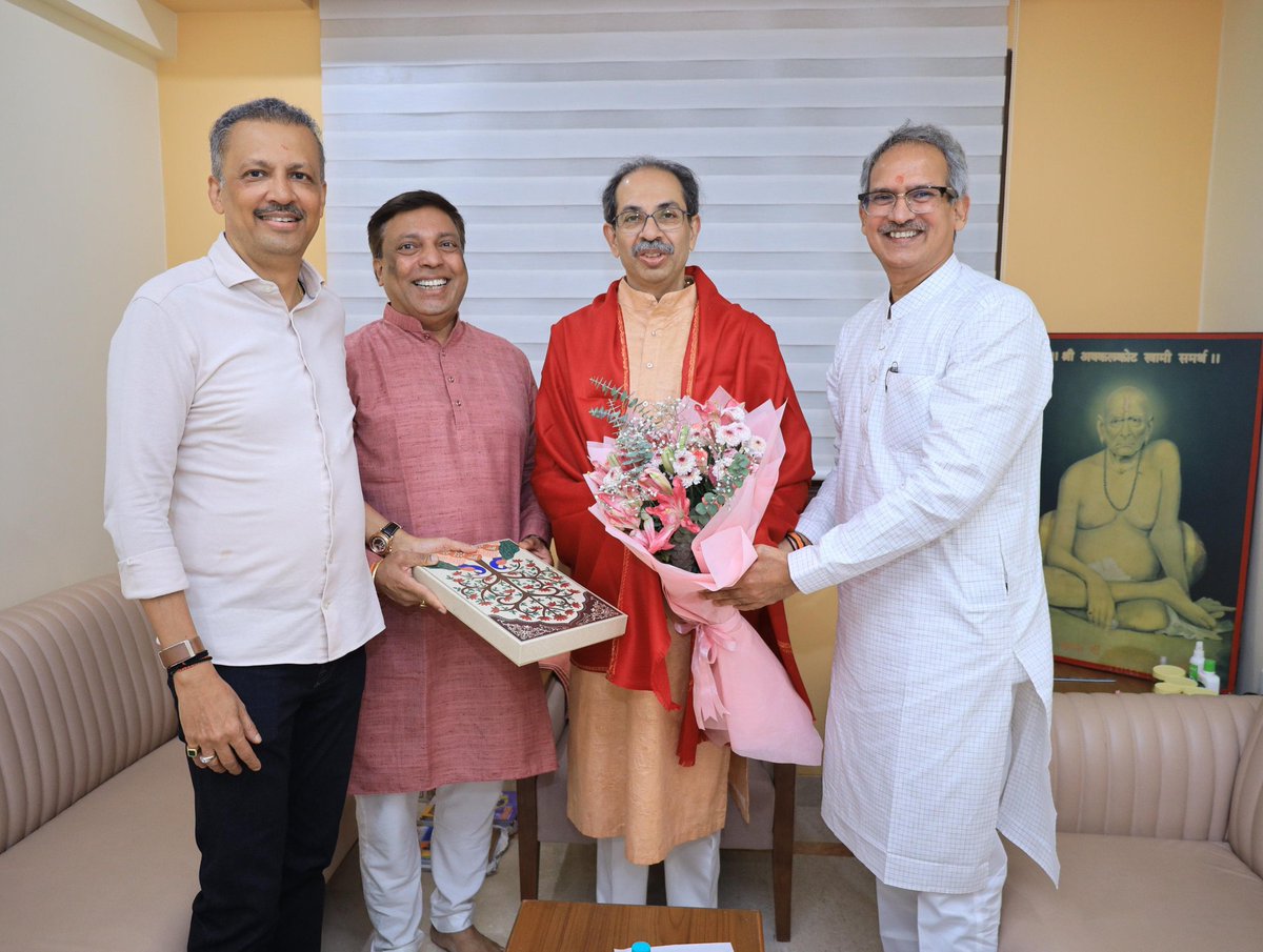 दीपावलीनिमित्त आज शिवसेना (उद्धव बाळासाहेब ठाकरे) पक्षप्रमुख श्री. उद्धवजी ठाकरे साहेब यांची मातोश्री निवासस्थानी सदिच्छा भेट घेत दिवाळीच्या शुभेच्छा दिल्या.
यावेळी शिवसेना सचिव व आमदार मिलिंदजी नार्वेकर,भा. वि.क.सेना महासंघाचे सरचिटणीस दिनेशजी बोभाटे उपस्थित होते.

#दीपावली