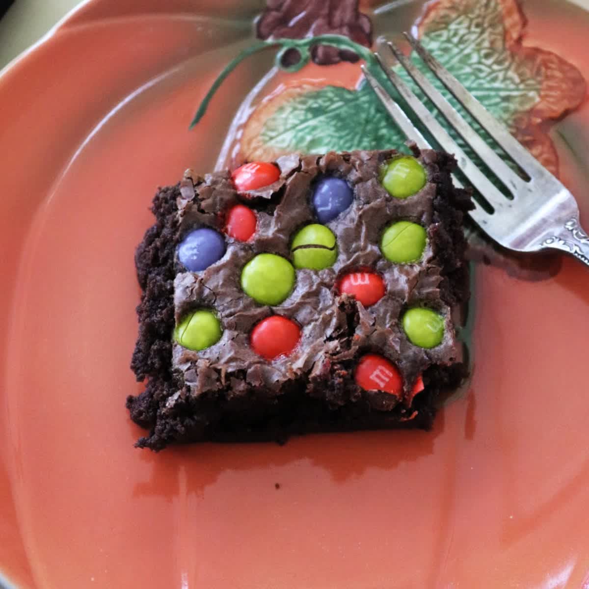 FamTable's tweet image. Halloween chocolate brownies made easy! Fudgy M&amp;amp;M brownies that start with a mix and are perfect for parties or trick-or-treat night.
familyaroundthetable.com/halloween-choc…
#halloweentreats #notricksjusttreats #brownies
