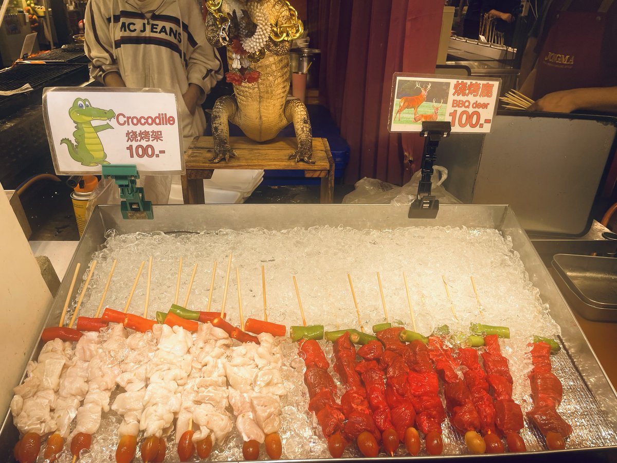 そういえば、揚げ昆虫屋のそばにCrocodileとDeerの串焼き屋があった。
見事な赤白。