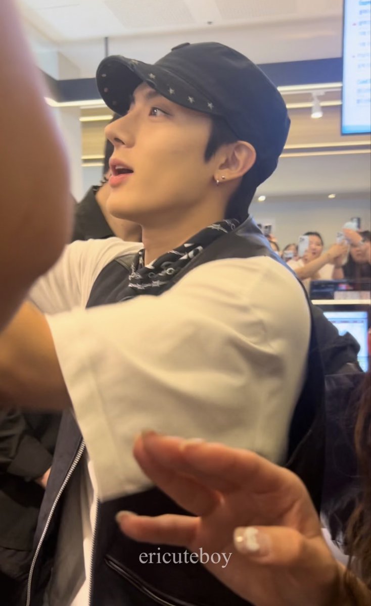 에릭은 실물이 진짜입니다…