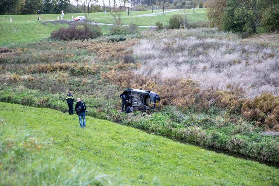 Auto van de Maassluissedijk gevallen