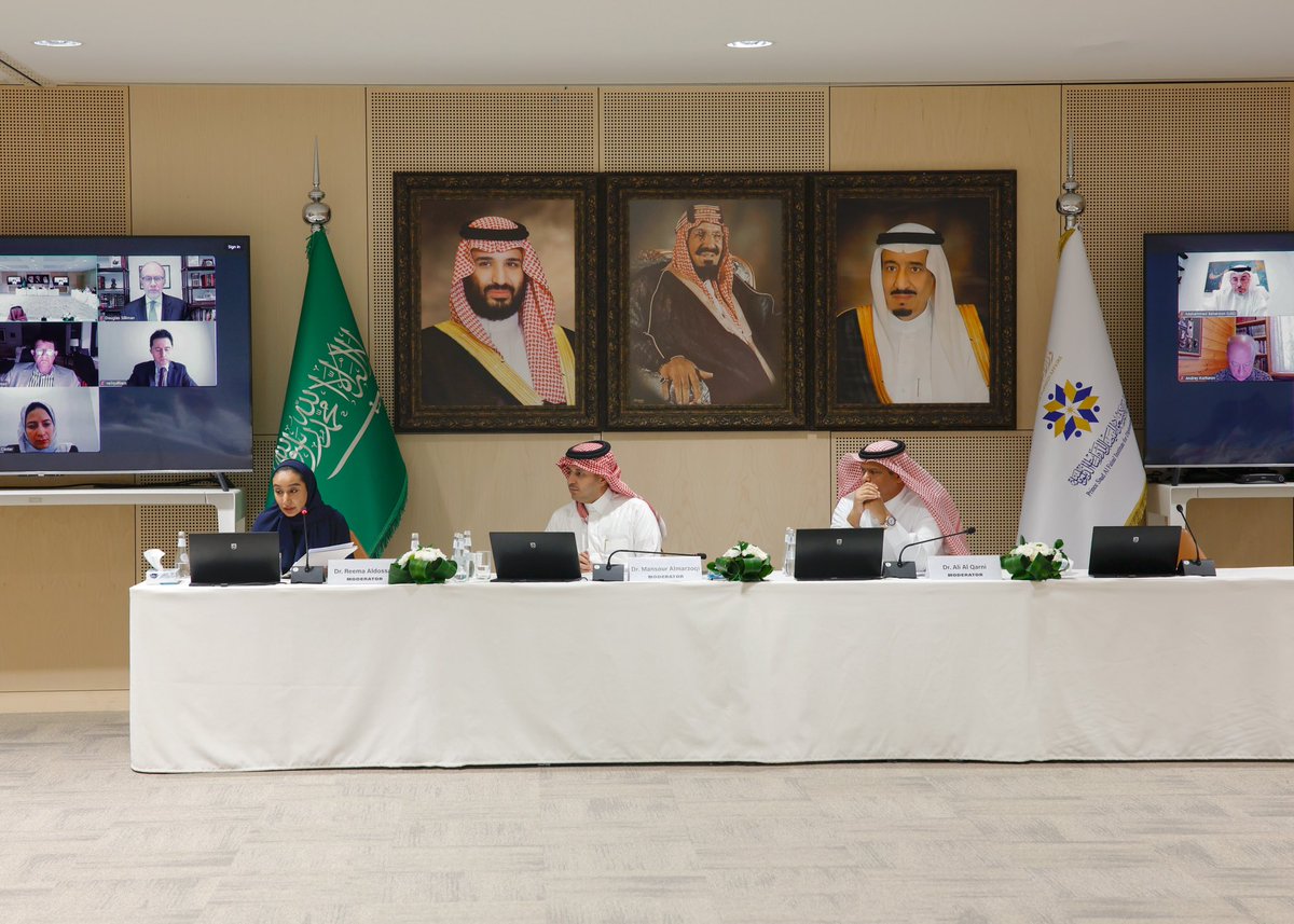 KSAPSAIDS's tweet image. وتحدث في الجلسة الثالثة: "إعادة التموضعات الإقليمية والقوى العالمية" السفير الدكتور دوغلاس سيليمان (الولايات المتحدة الأمريكية)، البروفيسور أندريه كورتونوف (روسيا)، الدكتور نيل كيليام (المملكة المتحدة). وأدار الجلسة الدكتورة ريما الدوسري، المشرف على إدارة التعاون الدولي بالمعهد.