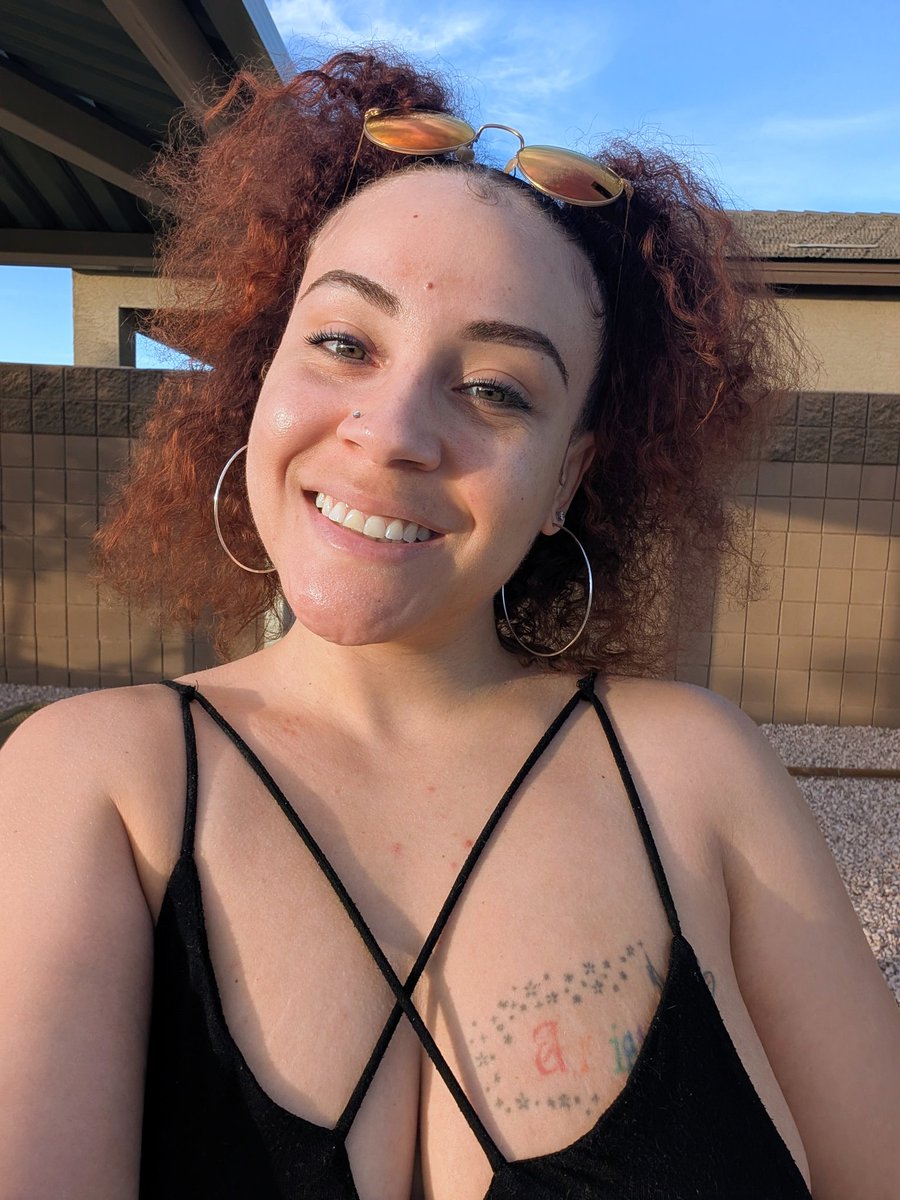 MiselleLaMuse's tweet photo. Caught a little sunlight… might keep it for myself. 😘☀️ https://t.co/NHeBsue6Nu