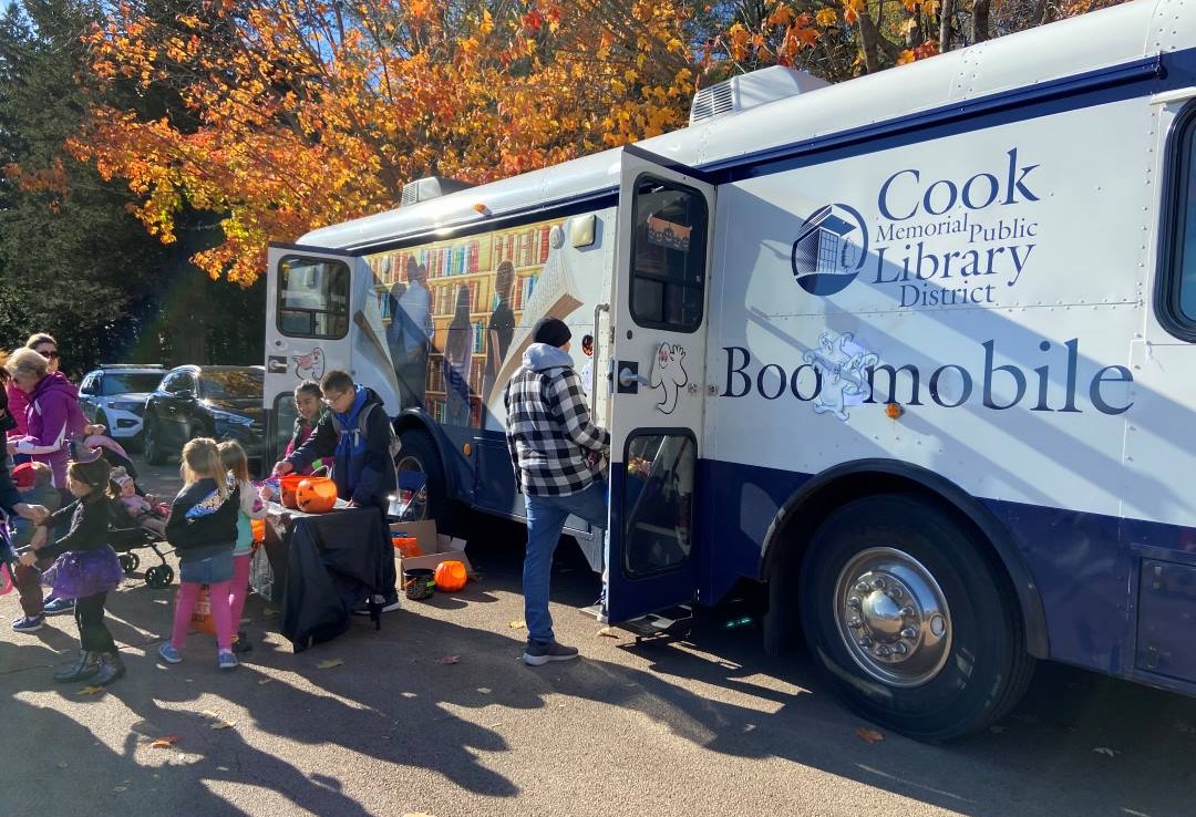 CookLibrary's tweet image. Trunk or Treat season continues for the BOOkmobile! Stop by for candy and fun at Libertyville's Trunk or Treat event - October 25 at Adler Park! #spookyseason #somuchcandy #bookmobile