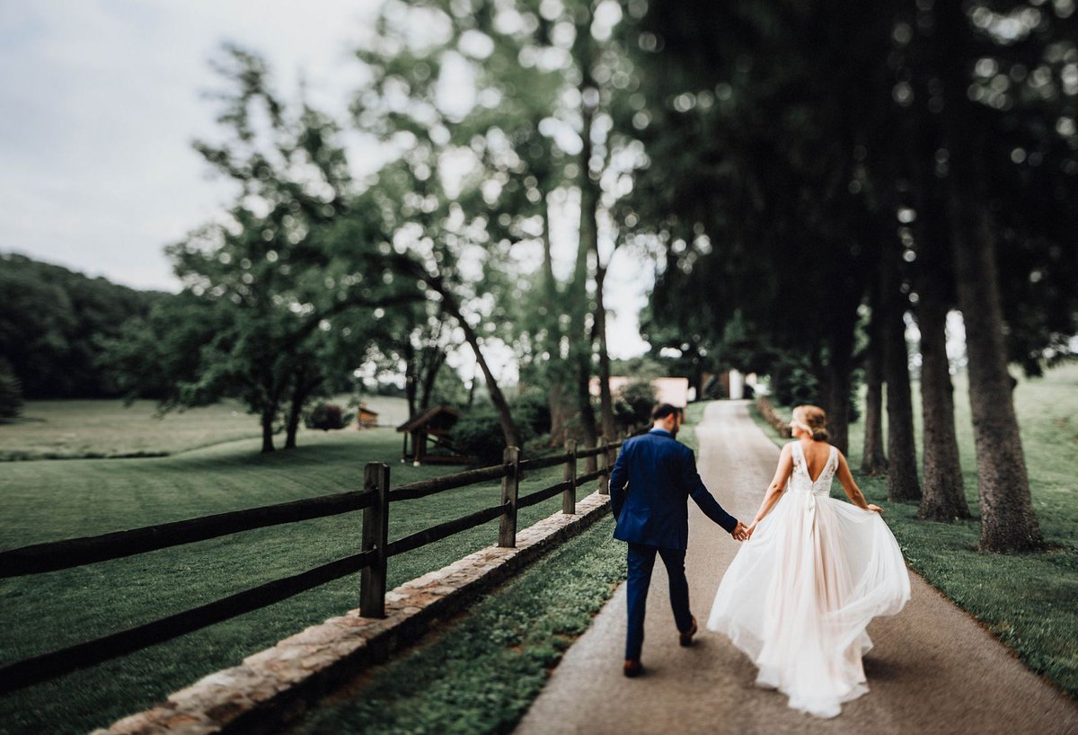 SLRLounge's tweet image. Feeling stuck creatively? Discover how using a tilt-shift lens can add artistry and energy to your portraits, especially during wedding shoots: buff.ly/lamX4W4