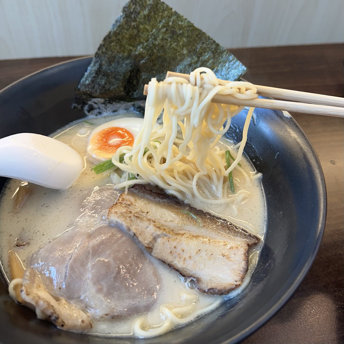 savagosomewhere's tweet photo. NONBU Ramen 🍜
บางบัวทอง นนทบุรี
ราเม็งร้านดังชาวนนฯ ซุปเคี่ยวเป็นเวลานาน รสเข้มข้นแต่ไม่เลี่ยน เส้นเหนี���วนุ่ม สามารถเลือกความสุกของเส้นได้ หมูสามชั้นคาคุนิ ทีเด็ดหอมละลาย ซดหมดชามไม่รู้ตัว 🥓
@aroii #รีวิวร้านอาหาร #อาหารญี่ปุ่น https://t.co/oHwblhJhrM