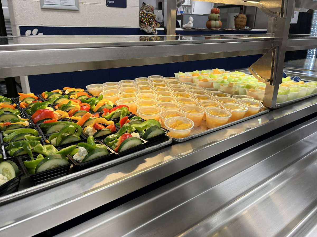 LepsLunchLand's tweet photo. Middle school has all the colors for the students today!!! Promoting healthy eating! https://t.co/wmZErQ3VYI