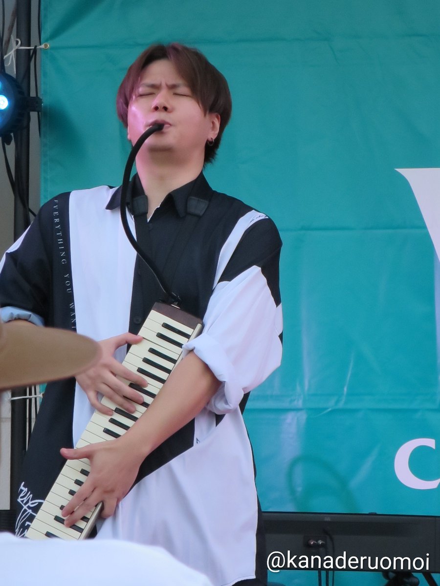 Kanaderuomoi's tweet image. バイオリン2本とピアノ、鍵盤ハーモニカで魅せる言葉の向こう側。
そこにはいろんな景色や感情が。
そしてパフォーマンスも見どころのひとつ✨
#sources(#ソーシズ)の魅力満載のホールライブ!
今からでも観てほしい✨🤗