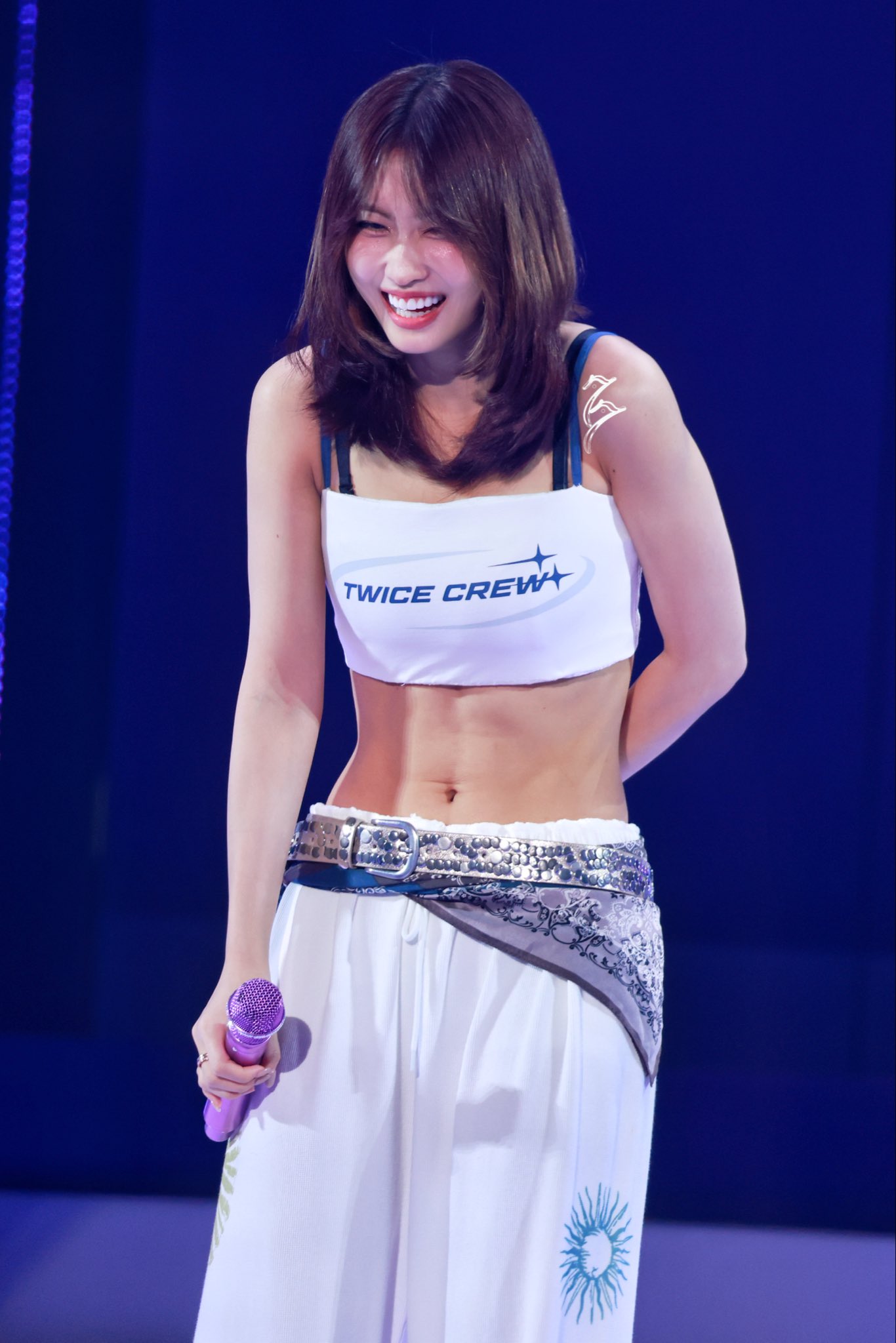 TWICETV モモ TWICE モモ、へそ出し美腹筋ショット公開 Onitsuka Tiger秋冬