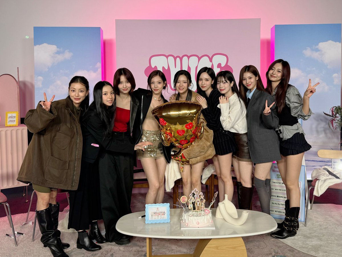 JYPETWICE's tweet image. 💖HAPPY TWICE 10th ANNIVERSARY💖
원스와 함께해서 더욱 특별했던 10주년✋🏻✋🏻
10년 동안 한결같은 응원과 사랑으로 저희의 곁을 지켜준 원스 모두가 오늘을 만들어 주었어요💖
10주년 진심으로 축하해요 원스! 🎉
Our 10th anniversary was made even more special because we shared it with…