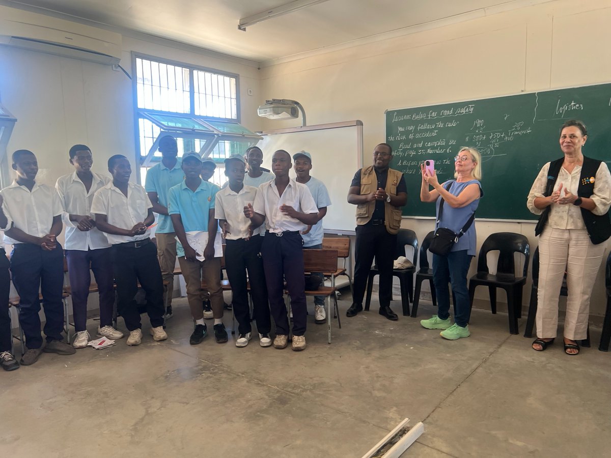 UNFPAMocambique's tweet image. 💬 “Quando trabalhamos juntos, conseguimos mudar vidas.” — João, 22

🤝 Jovens estão a aplicar competências, liderar e mobilizar comunidades em Nampula. Parcerias fortes constroem futuros com mais oportunidades.

#Juventude #Parcerias #Empoderamento #MinhaDecisãoMeuFuturo