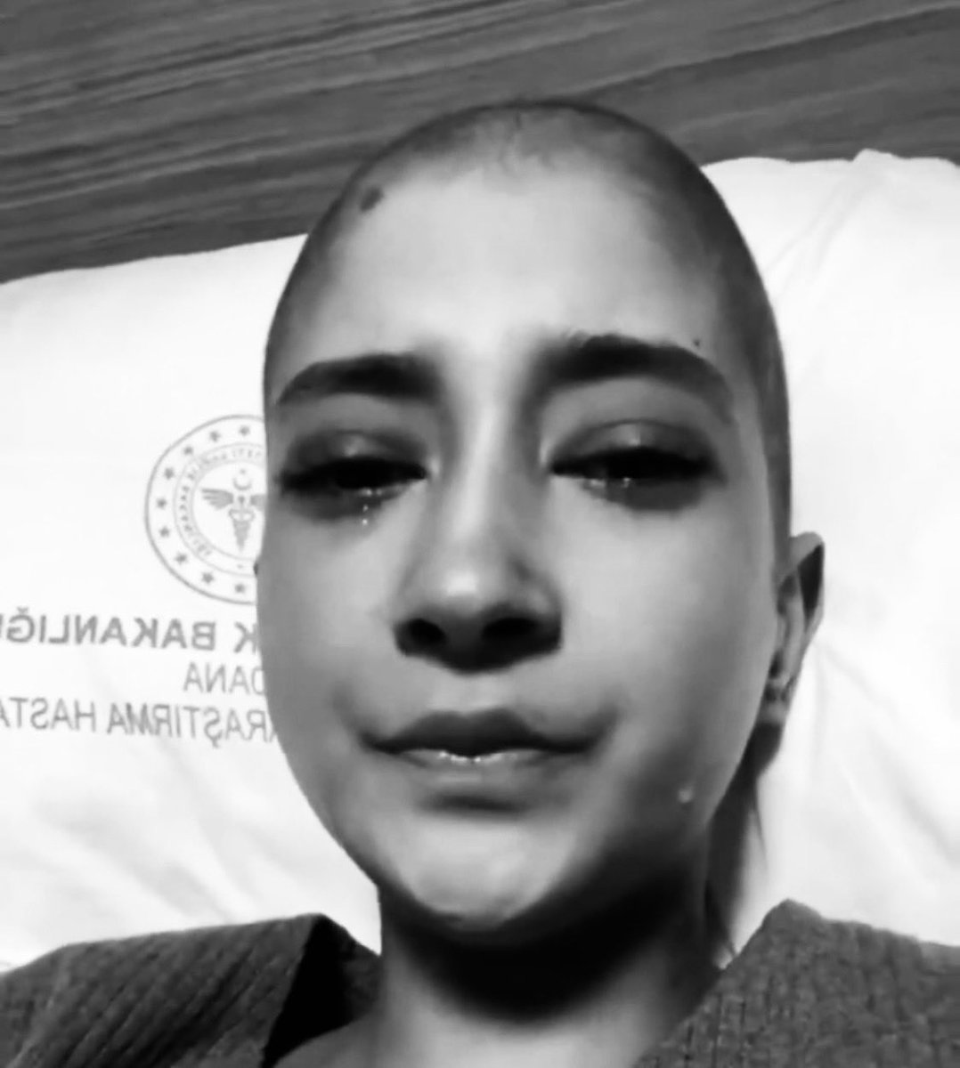 Henüz 19 yaşındaydı…
Lösemi hastasıydı ve tüm Türkiye onu hasta yatağında söylediği şarkıyla tanıdı. Maalesef bugün kaybettik Yasemin’i…
19 yaşında tertemiz bir genç…
Nedir ki 19 yaş? Oysa daha hayata başlamamışsındır bile…
Cennetine selam olsun güzel çocuk 🙏🏼