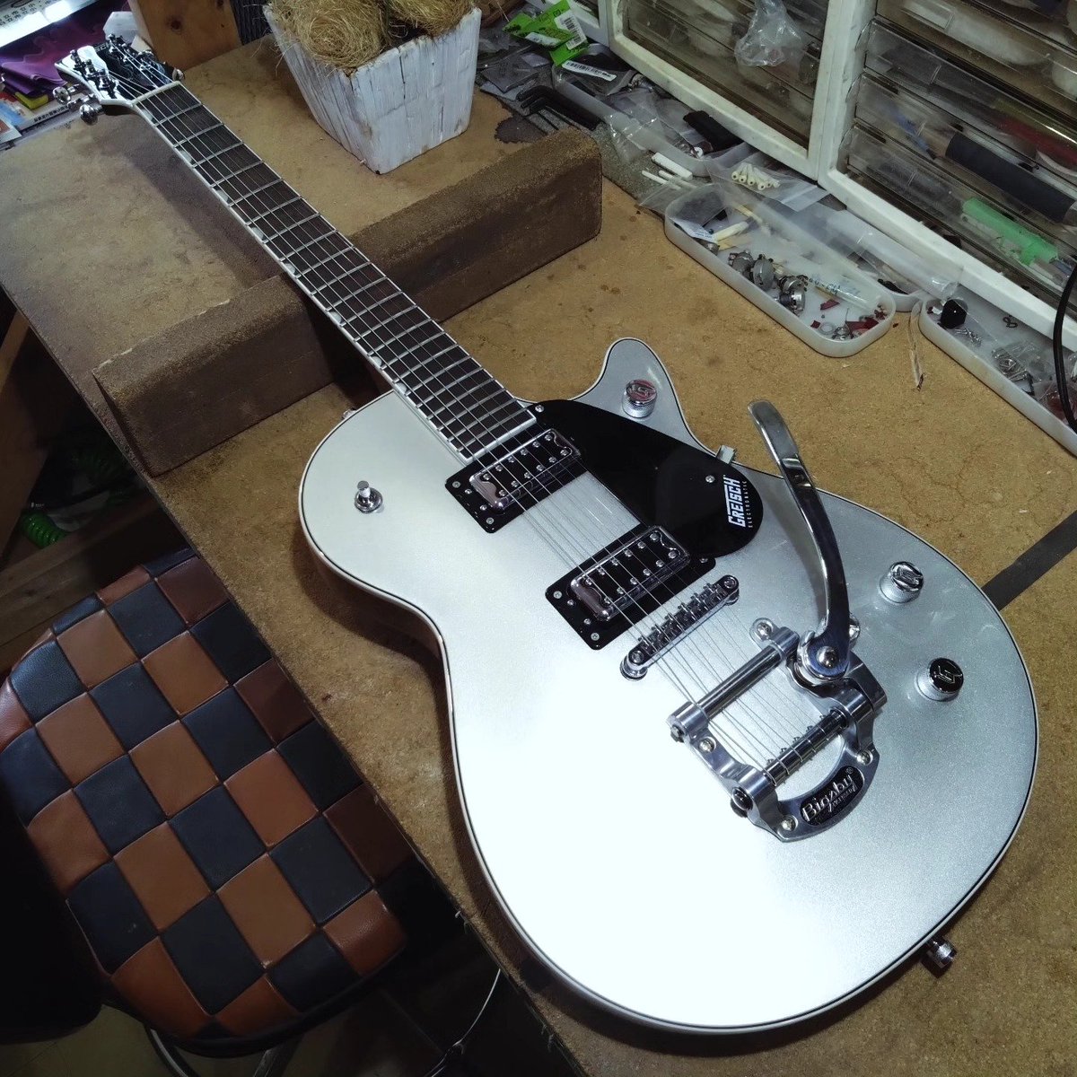 Dsdesign10's tweet photo. Grestch G5230T Erectromanic JET FT Single-cut with Blgsby

Total setup, Bridge saddle slit adjustment

#guitar #ギター
#guitarrepair #ギターリペア
#grestch #グレッチ
#jet #electromanic
#g5230t #jetft
#singlecut
#bigsby #ビグスビー
#dsdesign #ディーズデザイン
2024-06-008 https://t.co/jd5G8PX4Tf