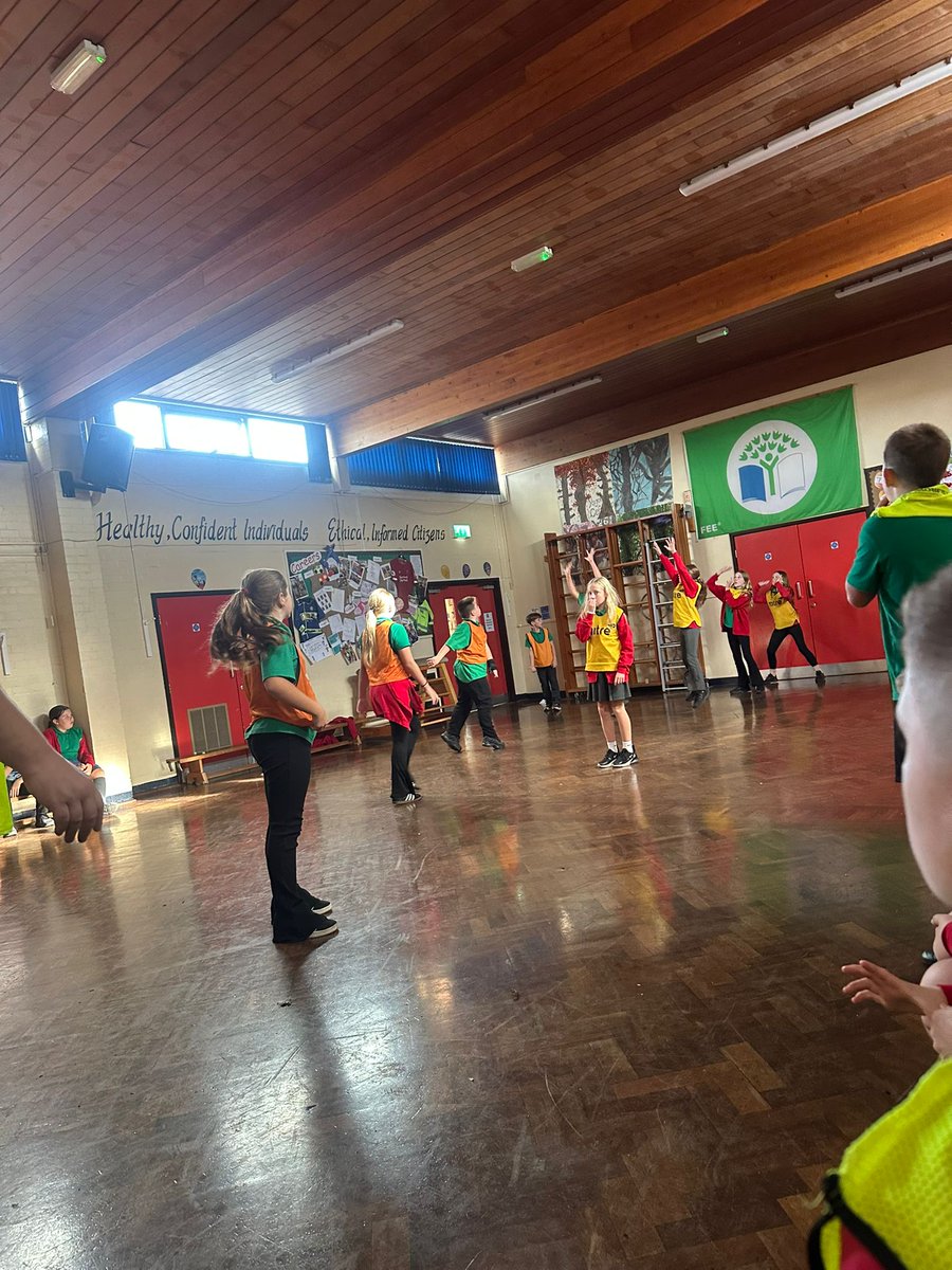 CefnCouncil's tweet image. 🎃 #StayOnSide Week 5 at Ysgol Cefn Mawr

🔸 9 bags collected over 7 hrs volunteered 💪
🔸 Learnt about Reflection &amp;amp; Gibbs’ Reflective Cycle 
🔸 Planned a future community project 🌱
🔸 Ended with a fun Handball match 🤾‍♀️

Amazing effort, team! 👏

Funded by @TNLComFundWales