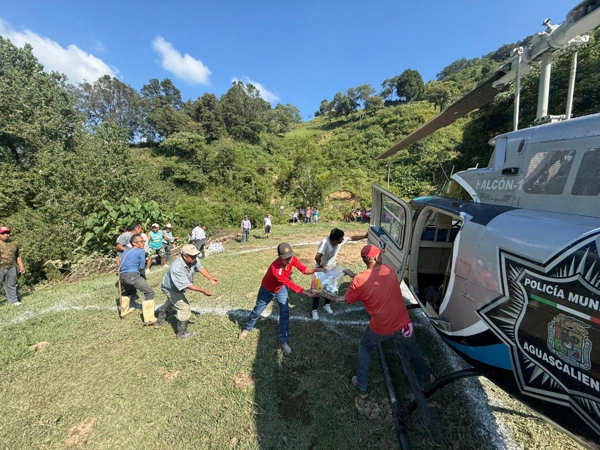 El helicóptero Halcón I de la Policía Municipal de Aguascalientes, brindó apoyo durante todo el fin de semana para el traslado de víveres a las zonas afectadas por las lluvias, en los límites de Hidalgo y Veracruz.🚁

¡Gracias compañeros!👏🏻👮🏼‍♂️👮🏼