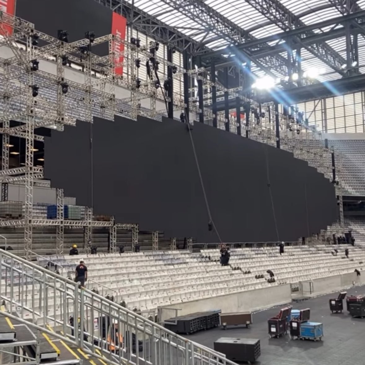 loirinhadoluans's tweet image. parte da estrutura do telão quase pronta 😍