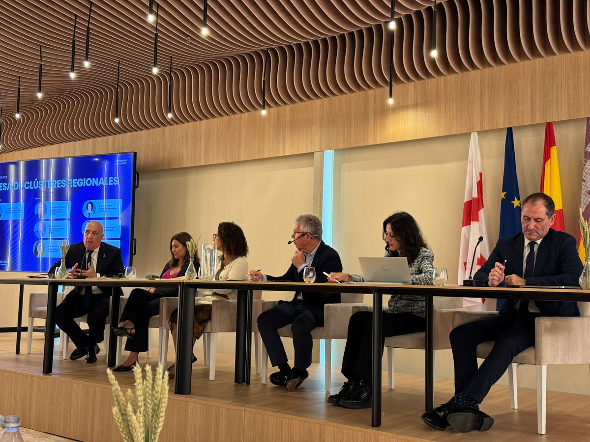 ClusterMMA's tweet photo. Hoy en el "Encuentro de la mar" en #Baleares todos los Cluster Marítimos de España, con el objetivo de cooperar en una mesa técnica con los principales proyectos de #Turismoazul en #España. #Andalucía referencia en turismo de excelencia y ahora, innovando "mirando al mar" https://t.co/T8Mv9JH7IE