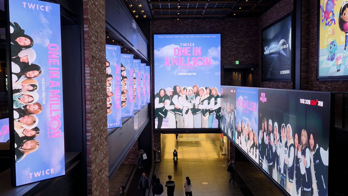 oncetwicebra's tweet photo. GRANDE FILME! Alguns pontos da Coreia do Sul estão anunciando o filme #ONEINAMILL10N. 🎬

#TWICE #트와이스 @JYPETWICE https://t.co/iKdAga5a14