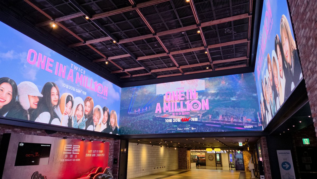 oncetwicebra's tweet photo. GRANDE FILME! Alguns pontos da Coreia do Sul estão anunciando o filme #ONEINAMILL10N. 🎬

#TWICE #트와이스 @JYPETWICE https://t.co/iKdAga5a14