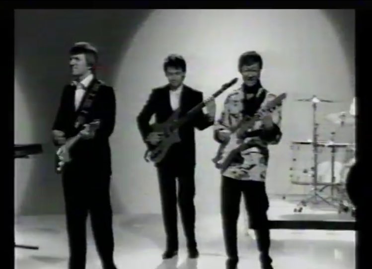 A che età hai scoperto che “Moon like Shadow” di Mike Oldfield arriva dagli anni 60 con questi qui… The Shadows - moonlight shadow youtu.be/3tyYb3yXLhI?si…