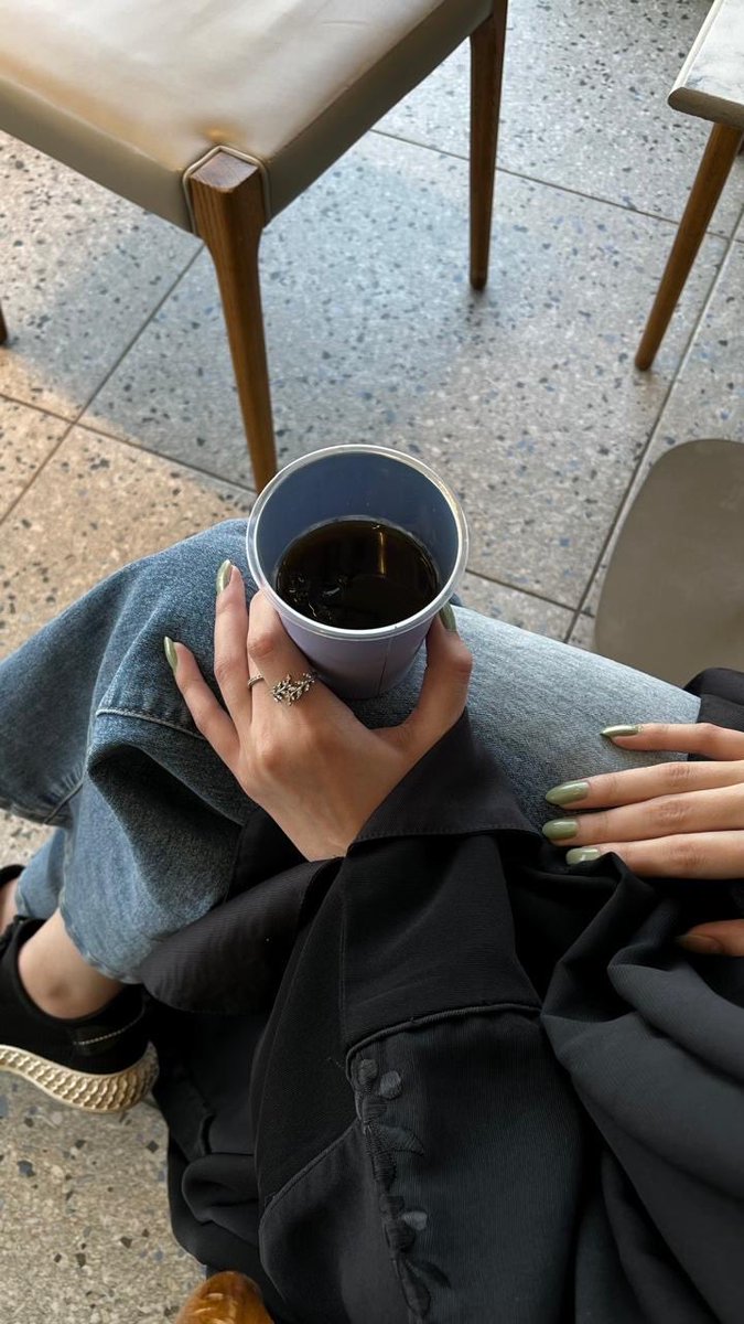 مشاعري اليُوم فايضه.. لا هي مُحبه ولا هي حزينه، كأنها زحمة إحساس ما لقى له اسم😞