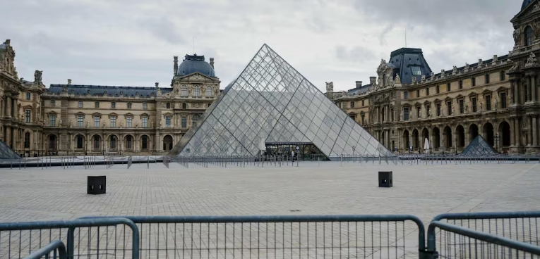 Expedientes_ec's tweet image. 🇫🇷 | El Louvre vivió un robo de joyas reales que duró ocho minutos. Nueve piezas del siglo XIX fueron sustraídas y el incidente reabrió el debate sobre la seguridad en museos franceses.
expedientes.ec/robo-de-joyas-…

#Louvre #Francia #Robo #Museos