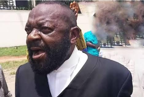 ennyola0015's tweet image. This amounts to contempt of court. Ejimafor’s license should be withdrawn, and he ought to face imprisonment.
It is highly unethical for a defense attorney to take part in a protest over his own case, as it clearly constitutes an attempt to pressure the judge.✍️