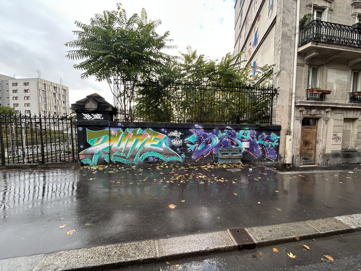 29 mars 2023 10:36 L'anomalie n° A2023C64164 [...] a été enregistrée et transmise aux services  compétents.
19 octobre 2025 13:01 [...] Une équipe de la Ville a réglé la situation.

A quand la remise en état du mur de pierre ?

La situation (2012, 2023 et 2025) #SaccageParis⤵️