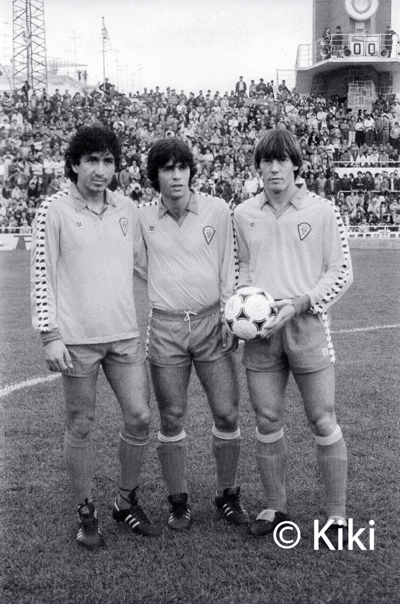 𝐆𝐫𝐚𝐜𝐢𝐚𝐬 𝐚 𝐥𝐚 𝐏𝐞𝐧̃𝐚 𝟒 𝐆𝐚𝐭𝐨𝐬.
Con esta foto de tres grandes jugadores del Cadiz CF, quiero agradecer el reconocimiento que me hace la <a href="/PCadista4Gatos/">Peña Cadista 4 Gatos</a>. Un honor estar este año en el XVIII Premios 4 Gatos 2025 y recoger el “ GATO CON BOTAS ” por la difusión al