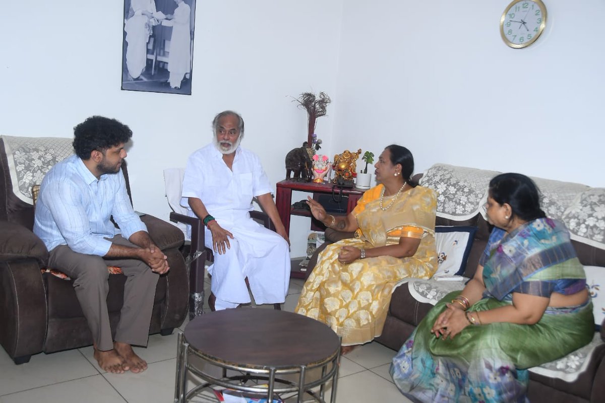 PremallathaDmdk's tweet image. தீப ஒளி திருநாளை முன்னிட்டு,பத்மபுஷன் புரட்சிக் கலைஞர்  கேப்டன் விஜயகாந்த் அவர்களின் நண்பரும், நடிகருமான திரு.தியாகு அவர்களின் இல்லத்திற்கு நேரில் சென்று வாழ்த்து கூறினேன்!

#Dmdk
#dīwali2025 
#PremalathaVijayakanth