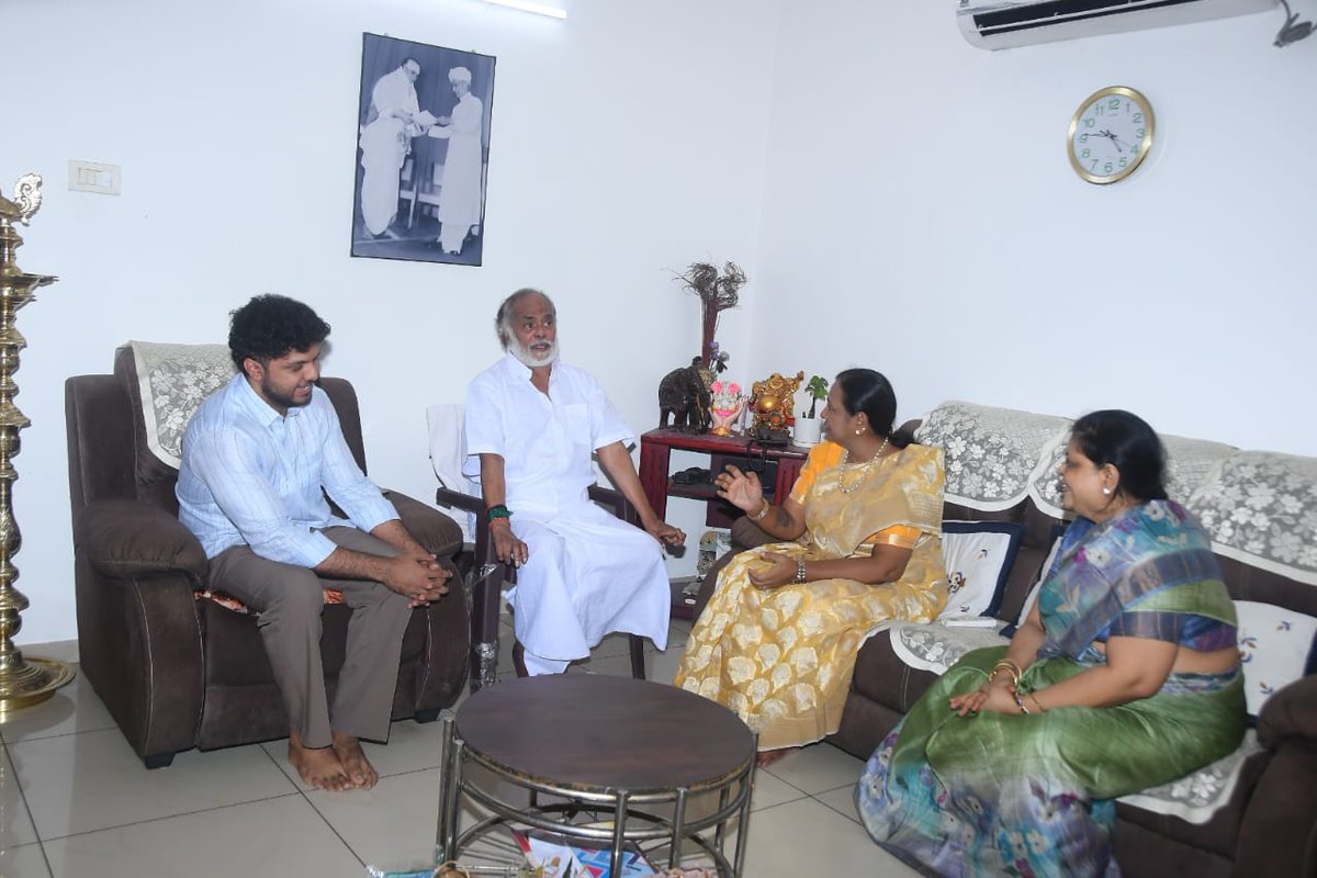 PremallathaDmdk's tweet image. தீப ஒளி திருநாளை முன்னிட்டு,பத்மபுஷன் புரட்சிக் கலைஞர்  கேப்டன் விஜயகாந்த் அவர்களின் நண்பரும், நடிகருமான திரு.தியாகு அவர்களின் இல்லத்திற்கு நேரில் சென்று வாழ்த்து கூறினேன்!

#Dmdk
#dīwali2025 
#PremalathaVijayakanth