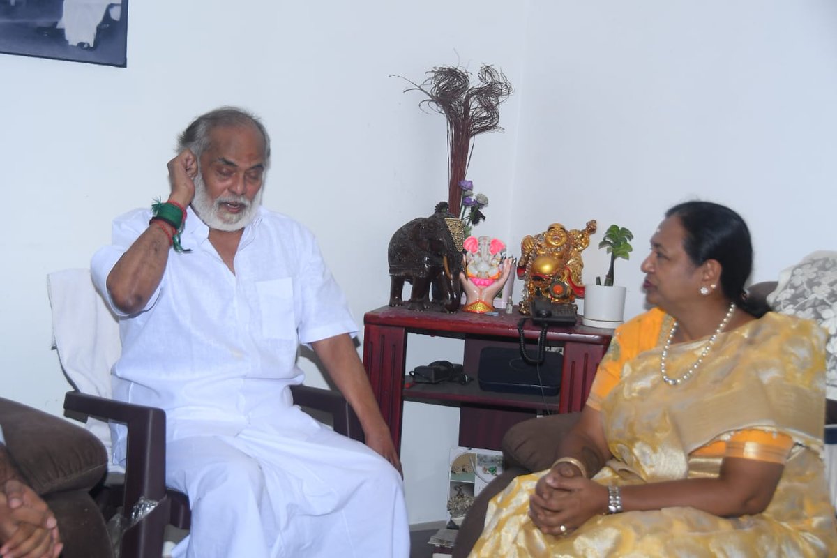 PremallathaDmdk's tweet image. தீப ஒளி திருநாளை முன்னிட்டு,பத்மபுஷன் புரட்சிக் கலைஞர்  கேப்டன் விஜயகாந்த் அவர்களின் நண்பரும், நடிகருமான திரு.தியாகு அவர்களின் இல்லத்திற்கு நேரில் சென்று வாழ்த்து கூறினேன்!

#Dmdk
#dīwali2025 
#PremalathaVijayakanth