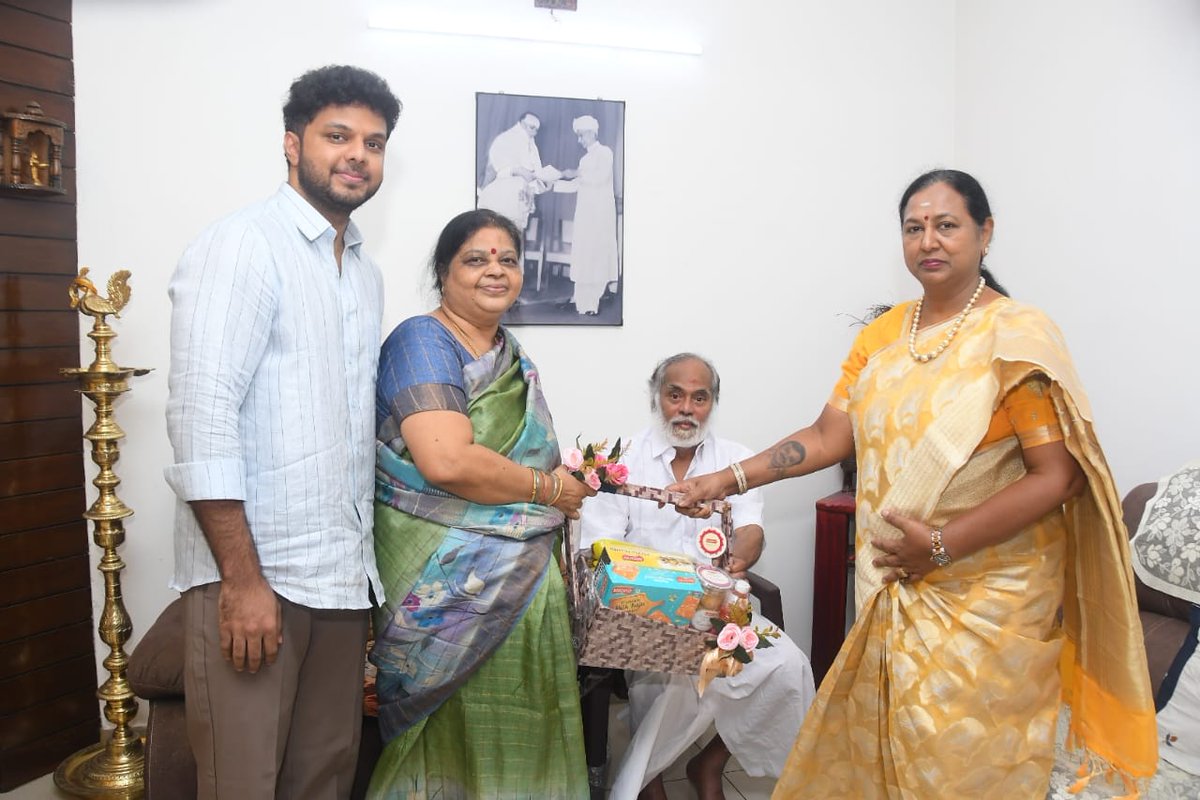 PremallathaDmdk's tweet image. தீப ஒளி திருநாளை முன்னிட்டு,பத்மபுஷன் புரட்சிக் கலைஞர்  கேப்டன் விஜயகாந்த் அவர்களின் நண்பரும், நடிகருமான திரு.தியாகு அவர்களின் இல்லத்திற்கு நேரில் சென்று வாழ்த்து கூறினேன்!

#Dmdk
#dīwali2025 
#PremalathaVijayakanth