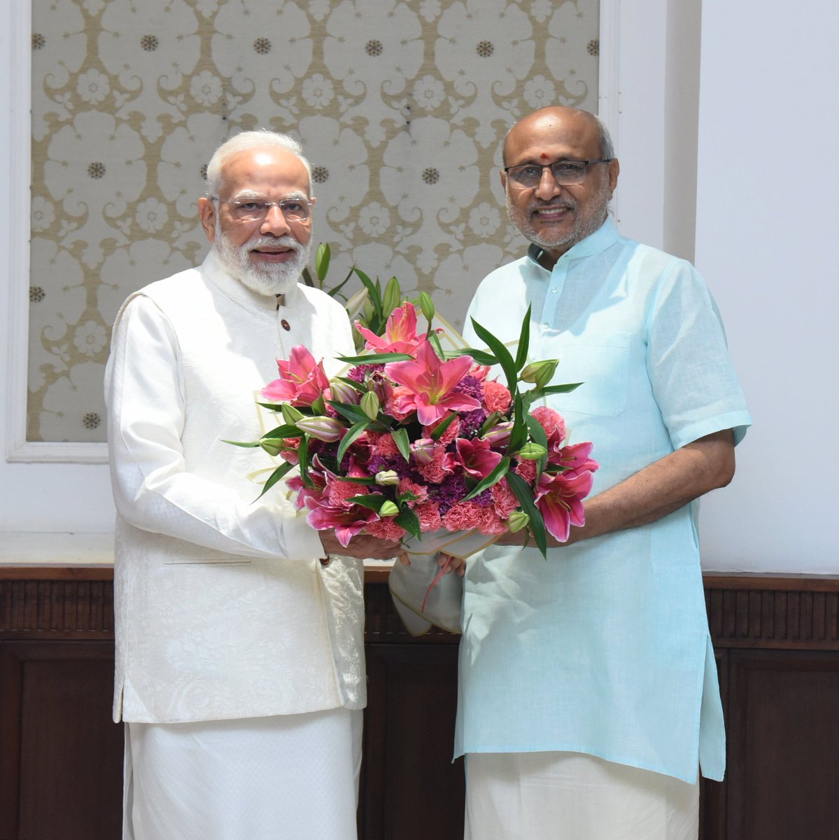 Vice-President C. P. Radhakrishnan warmly received Prime Minister Narendra Modi at the Vice-President’s Enclave today and exchanged Deepawali greetings.
<a href="/VPIndia/">Vice-President of India</a> <a href="/narendramodi/">Narendra Modi</a>