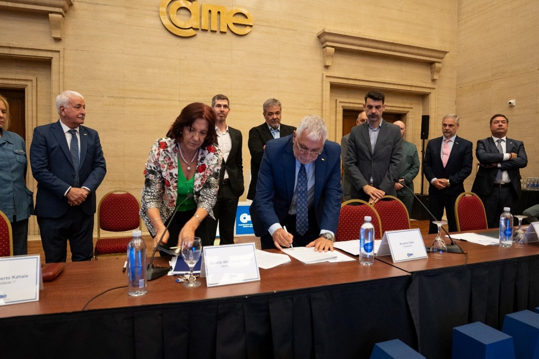 MAVSAOficial's tweet image. 🤝Celebramos la firma del convenio con @redcame para potenciar el financiamiento #PyME.

Este acuerdo que lleva las firmas de nuestro presidente @CuradoAlberto, de Ricardo Diab, presidente de la Confederación Argentina de la Mediana Empresa (CAME), y @BeatrizTourn, secretaria