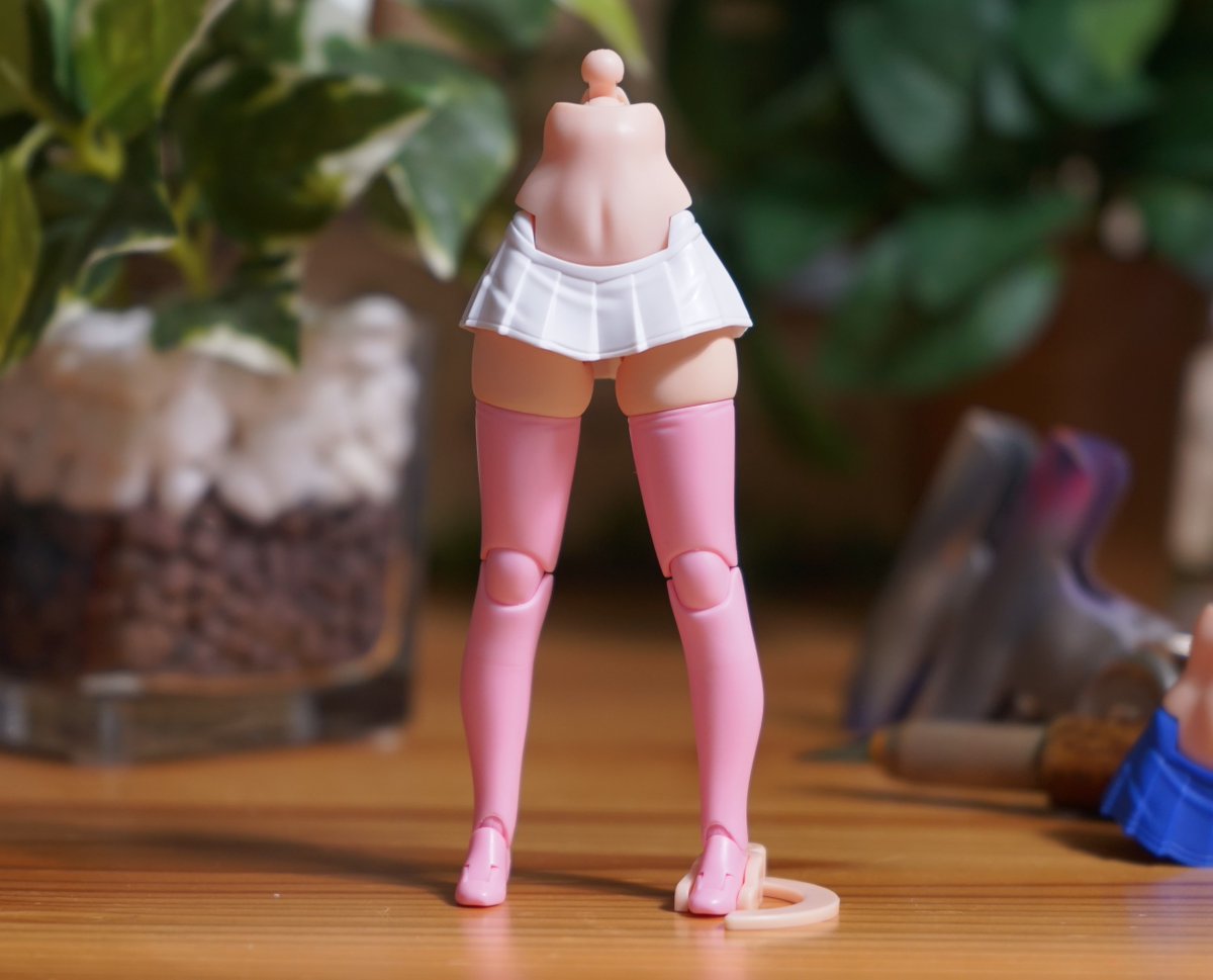 puranutan's tweet photo. 黒マオちゃんにBUSTER DOLLのスカートをはかせたい！ ということでスカートをいじります。初めて知ったんですがパンツ部分を嵌める幅がプニモフの方が広いみたいなのでBUSTER DOLLのスカートを削ってプニモフの胴体に嵌まるように改修。青が無改造、白がプニモフの胴体に付けたもの。 https://t.co/nMuhpYT9QY