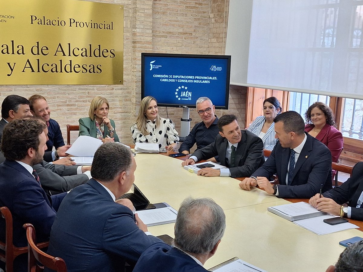 💪 Aprendemos de los 23 presidentes de Diputación del PP  para lograr lo que cada día está más cerca: gobernar la Diputación de #Jaén. 

👉 De forma eficaz y con nuevas propuestas para TODOS los jiennenses.

📸Hoy, en la reunión del Grupo Popular previa a la Comisión de la FEMP.