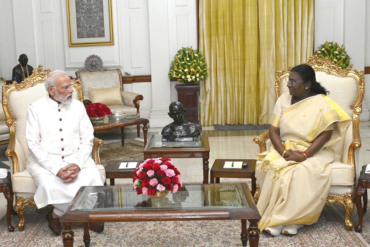 PM Modi Calls on President Murmu at Rashtrapati Bhavan, Shares Diwali Greetings 

<a href="/rashtrapatibhvn/">President of India</a> <a href="/narendramodi/">Narendra Modi</a>