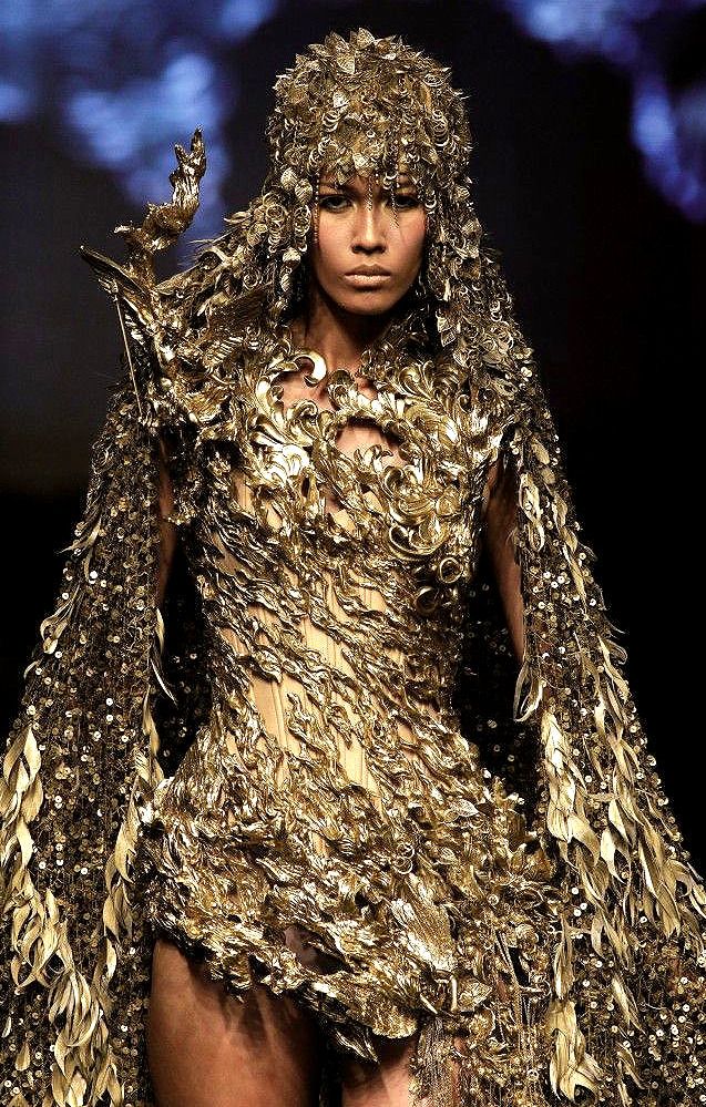 ‘The Revelation’ collection by ✨️Tex Saverio✨️ COUTURE 2012 during Jakarta Fashion Week. 🪡