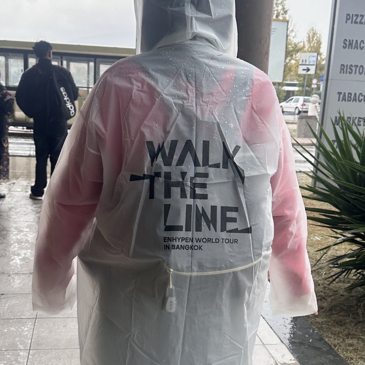 อิสัส คุนได้ซีนแล้วแต่ซีนคุนเหี้ยมาก มาเที่ยวอิตาลีละฝนตกแบบชิบหายยยย เสื้อกันฝนเดียวที่กุพกมาคือเสื้อกันฝนฟรีวอล์คเดอะไลน์อินบางกอก ขอบคุนเอนไก่ที่ช่วยชีวิตพี่