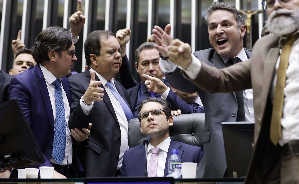 camarotedacpi's tweet photo. 📜 CONGRESSO LOBISTA

💼 Uma investigação do UOL revelou que pelo menos 2.000 propostas legislativas apresentadas no Congresso desde 2019 foram escritas por lobistas. Entre elas há projetos de lei, emendas e requerimentos assinados por parlamentares, mas redigidos por empresas. https://t.co/9N9OGqxODg
