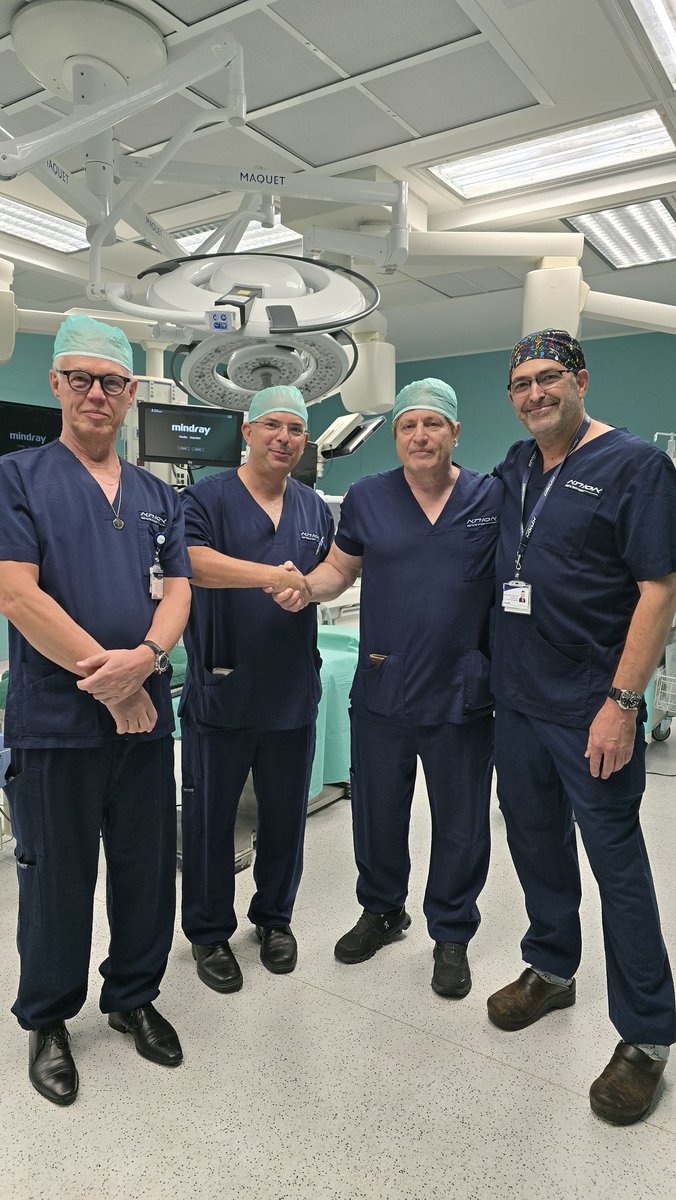 בביה"ח אסותא רמת החייל בוצע הבוקר ניתוח חדשני לתיקון עקמת למתבגרים בשיטת VBT – משמרת תנועה ולא עוצרת גדילה. הניתוח בוצע ע"י פרופ' ברון לונר מ-Mount Sinai וד"ר אייל ברבלק מאסותא, בשיתוף אסותא גלובל.