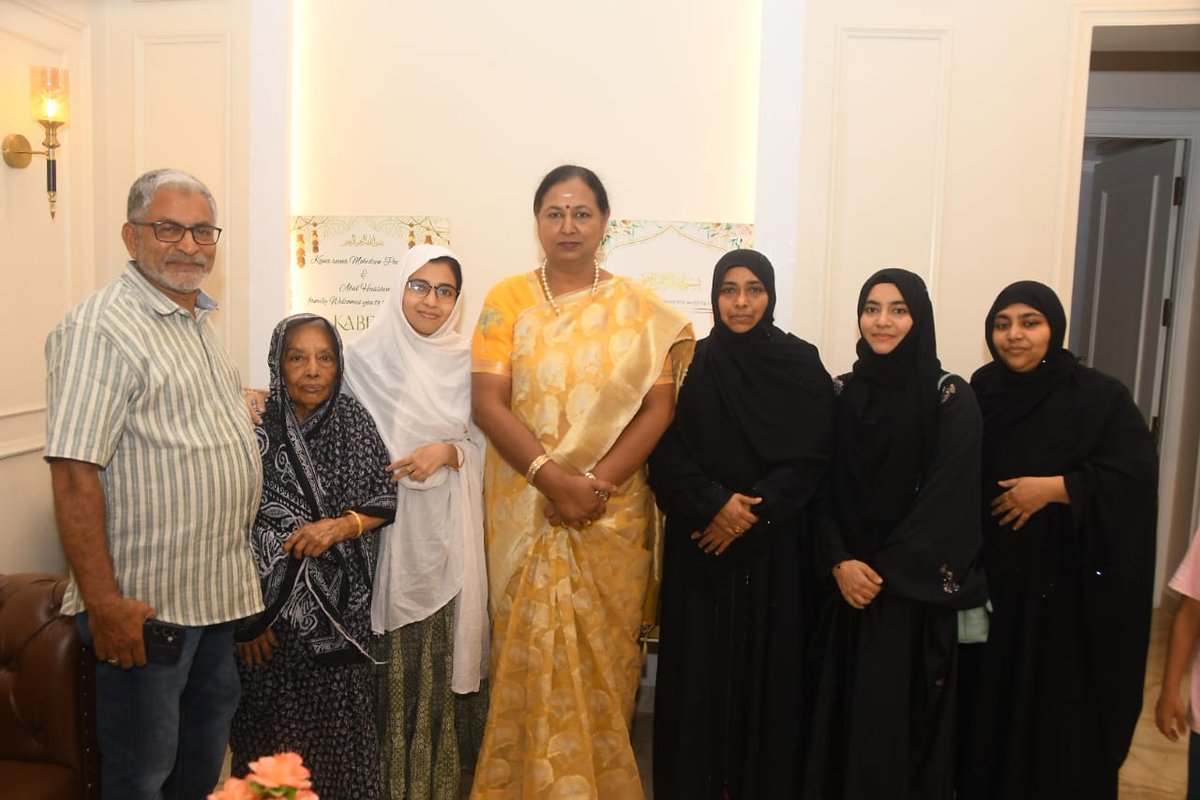 PremallathaDmdk's tweet image. எங்களது  அயலவர்களுடன் பகிர்ந்த தீபாவளி – மனம் நிறைந்த ஒரு தருணம்! 

#Dmdk
#dīwali2025 
#PremalathaVijayakanth