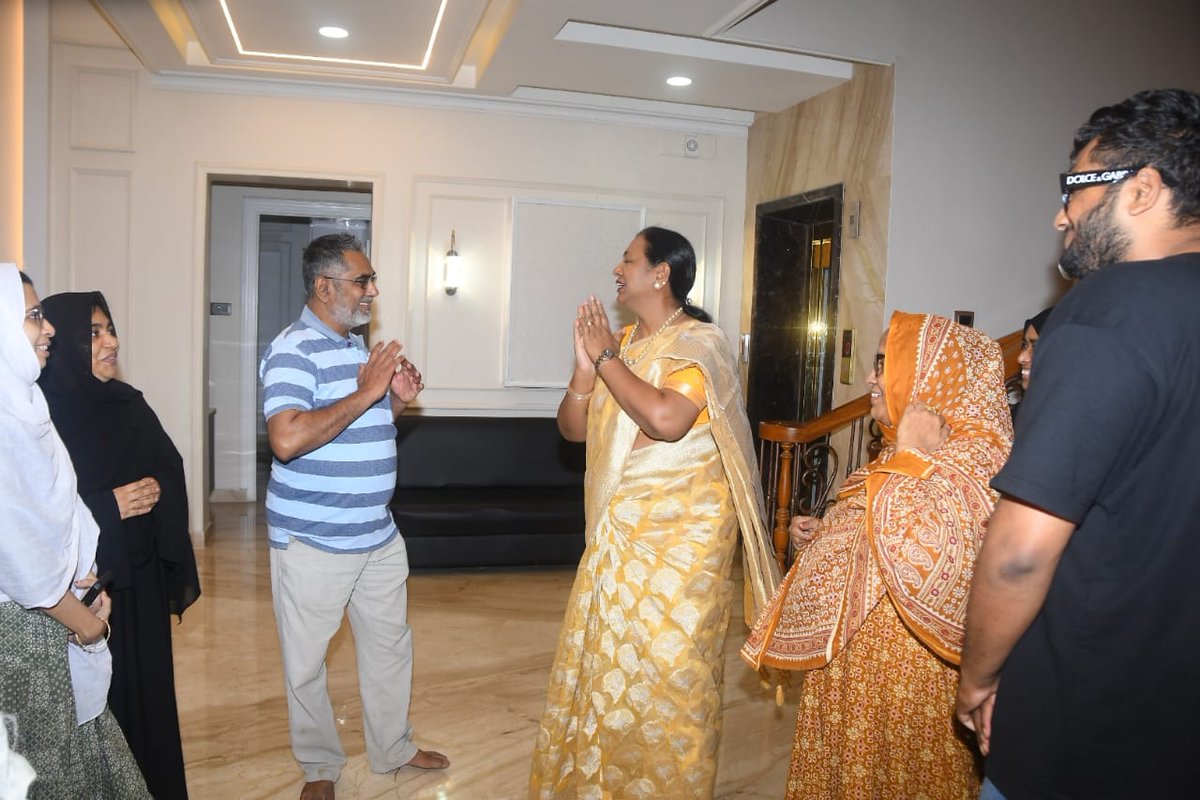 PremallathaDmdk's tweet image. எங்களது  அயலவர்களுடன் பகிர்ந்த தீபாவளி – மனம் நிறைந்த ஒரு தருணம்! 

#Dmdk
#dīwali2025 
#PremalathaVijayakanth